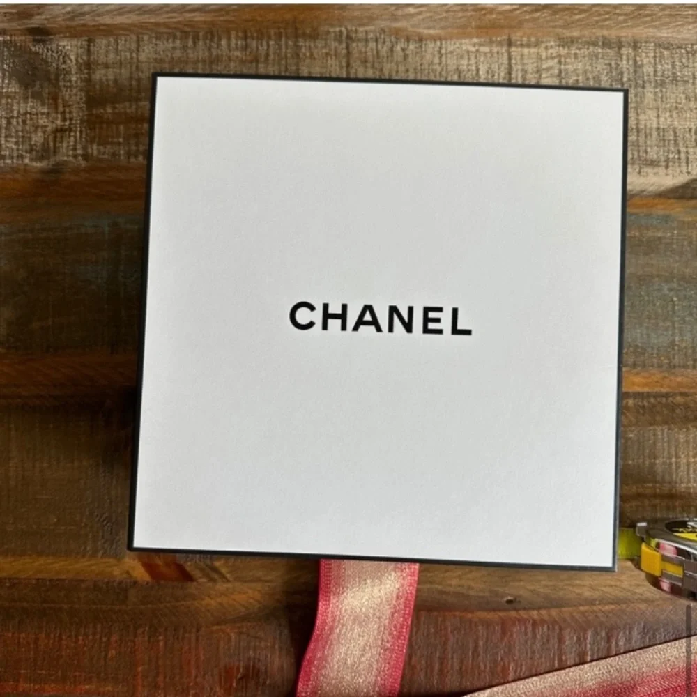 CHANNEL Box & Ribbon - Picture 3 of 9